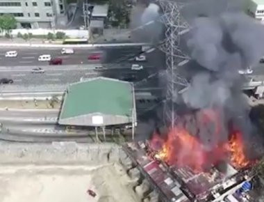 Φιλιππίνες: Η στιγμή που πυλώνας του ηλεκτρισμού έπεσε πάνω σε αυτοκινητόδρομο (βίντεο)